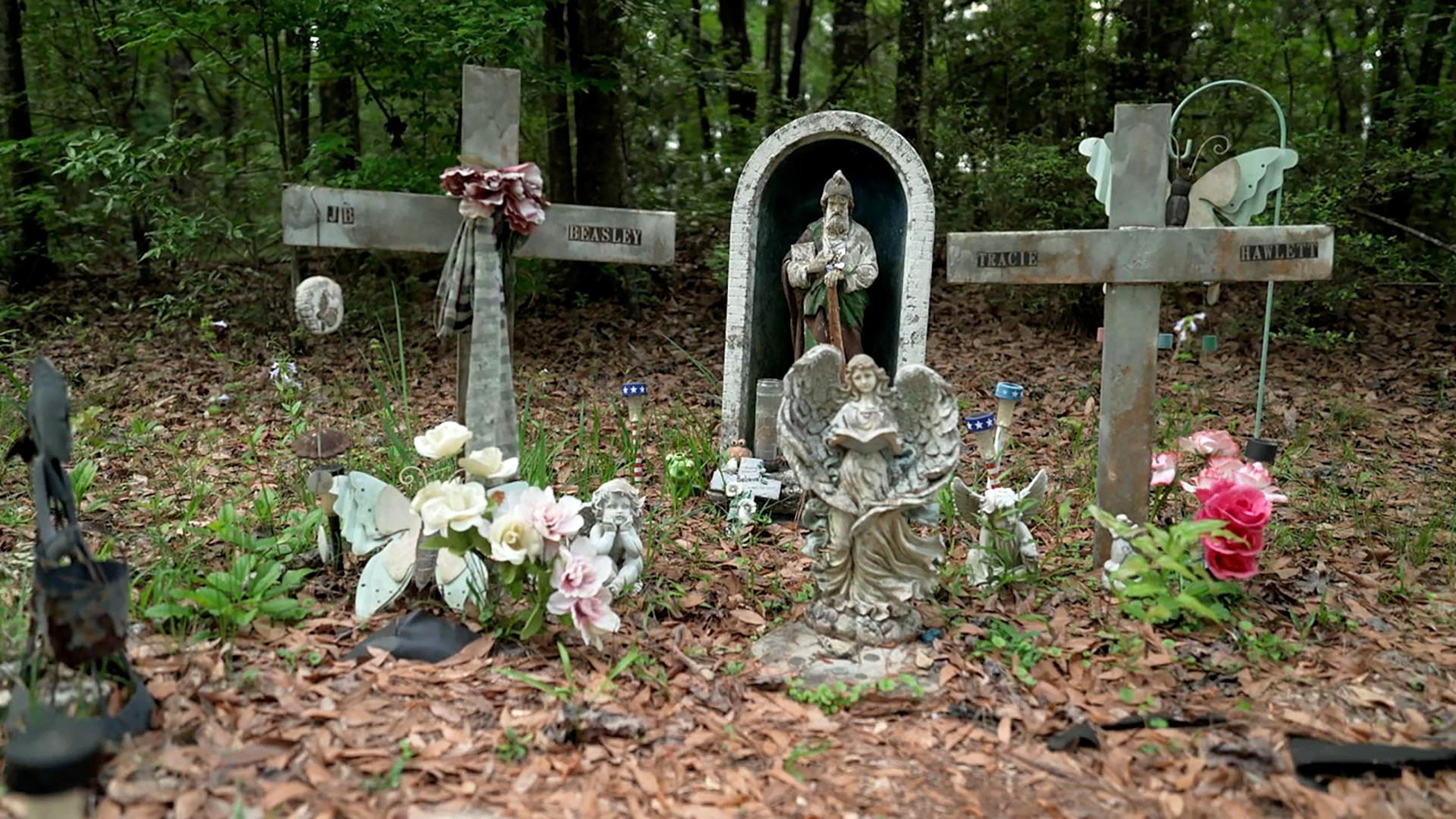 PHOTO: A memorial for J.B. Beasley and Tracie Hawlett is seen alongside the Alabama road where the teens were killed in July 1999.